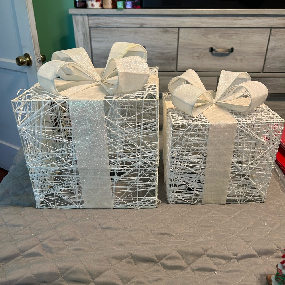 Source Unknown White Lattice Gift Box Accents